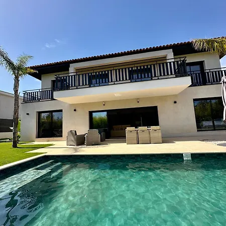 Cosy Avec Sa Piscine Vila